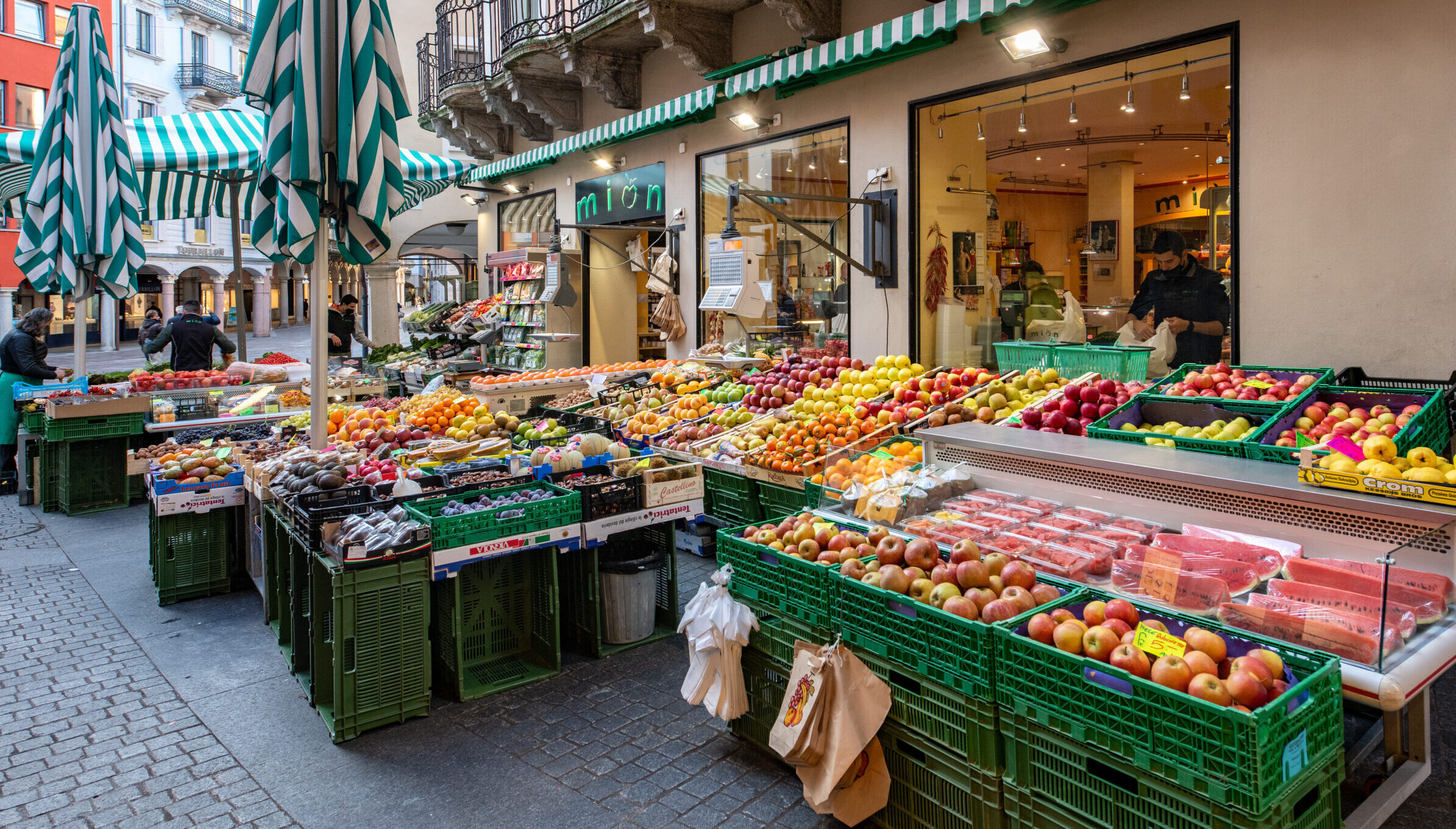 Vista esterna del negozio Mion Frutta e Verdura a Lugano
